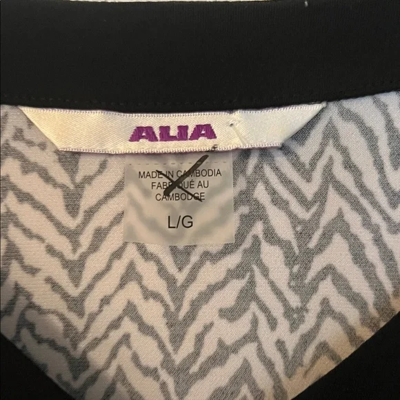 Sold - Alia Monochrome Zigzag Top - Picture 2 of 3